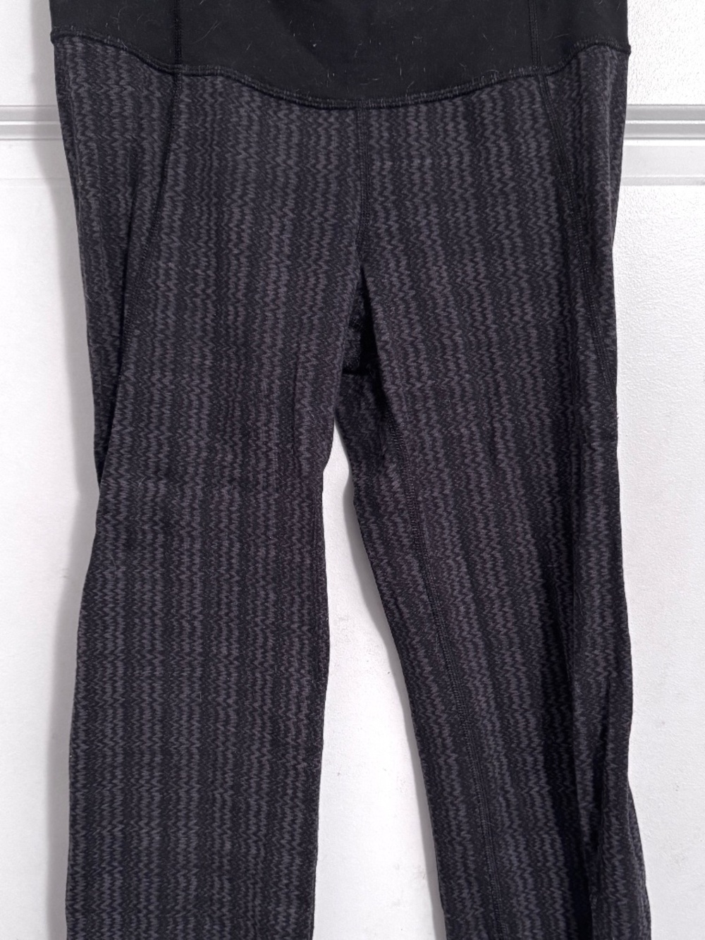 Lululemon Gray Zigzag print crop leggings with slit design at the hem